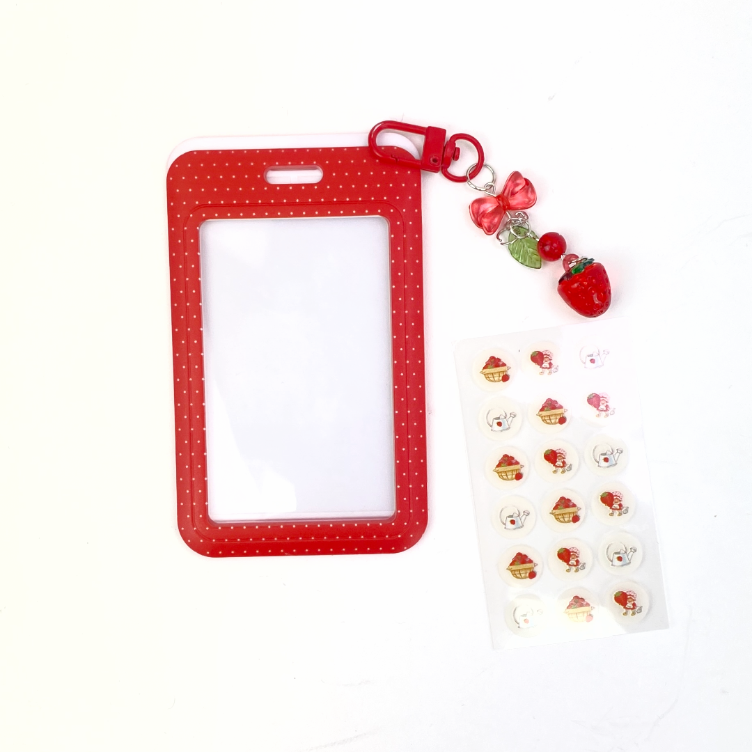 #SS46162 - STRAWBERRY SHORTCAKE 18 PC SPOT PATCHES WITH KEYCHAIN AND PATCH CASE